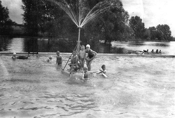 Photo: Illustrative image for the 'Wicksteed Park Swimming Pool' page